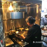 路过看到这里挤满了人，临时改变主意进来吃 店没有名字