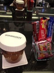 饮料都有LOGO，小点心-TONI&GUY