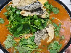 招牌炸酱酸辣米线-肥汁米蘭香港米线(长宁来福士店)