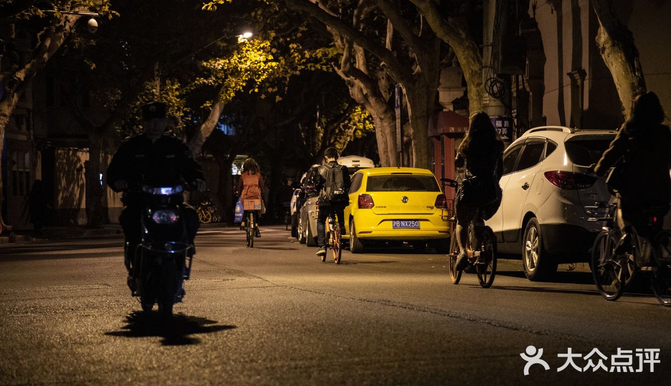 都市夜归人，行走上海马路