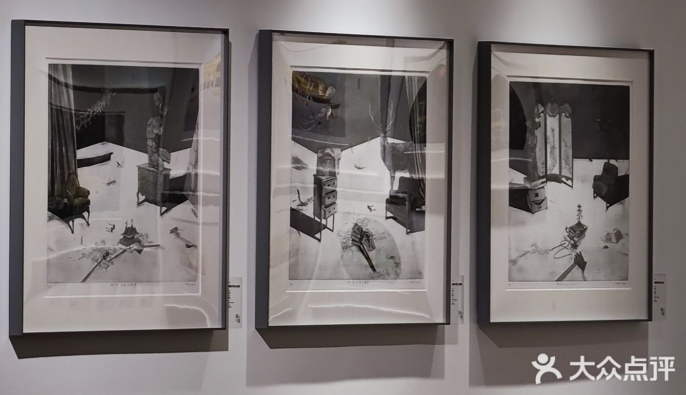 复古风油画展中的咖啡店