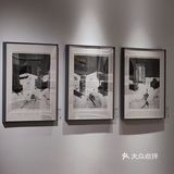 复古风油画展中的咖啡店
