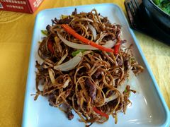 茶树菇炒牛柳-东方之猪四更烤乳猪(金垦总店)