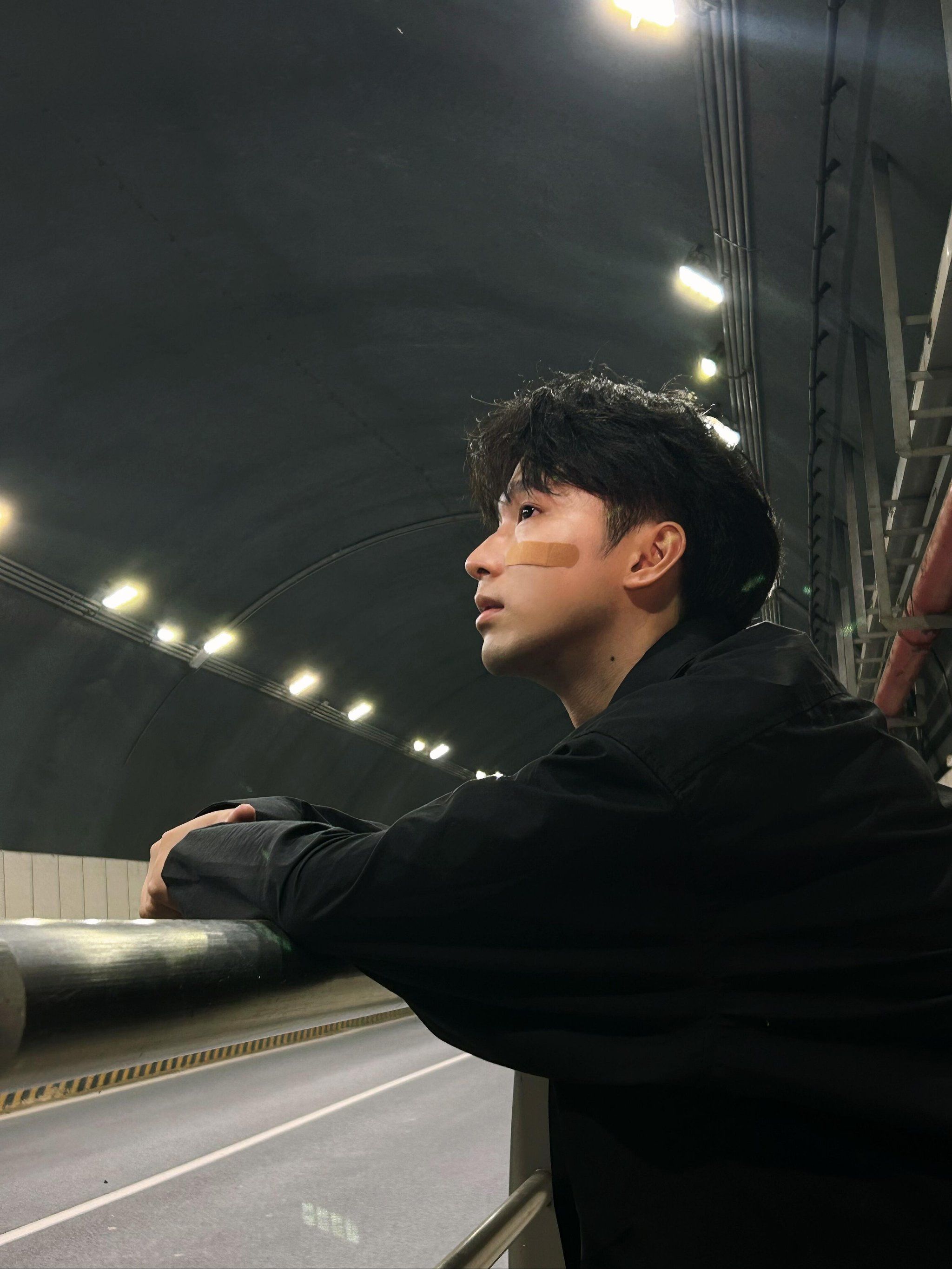 男生隧道|万能的拍照姿势 一秒学会