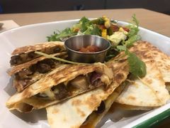 牛肉馅饼配迷你沙拉-HELLO 27 意面·沙拉·帕尼尼