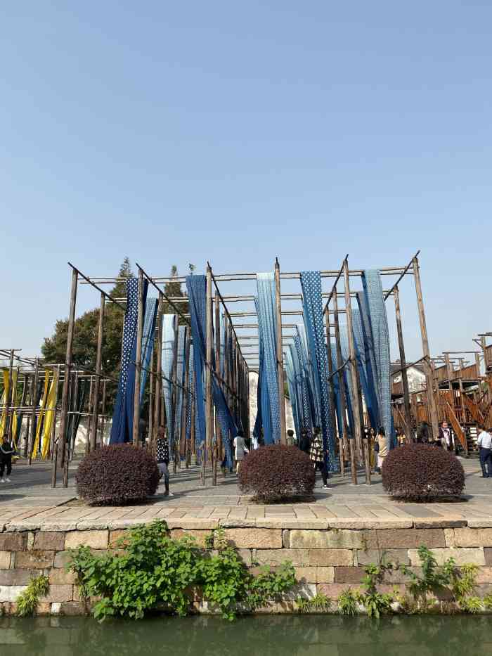 草木本色染坊-"乌镇西栅的草木本色染坊,由青砖铺就而成的.