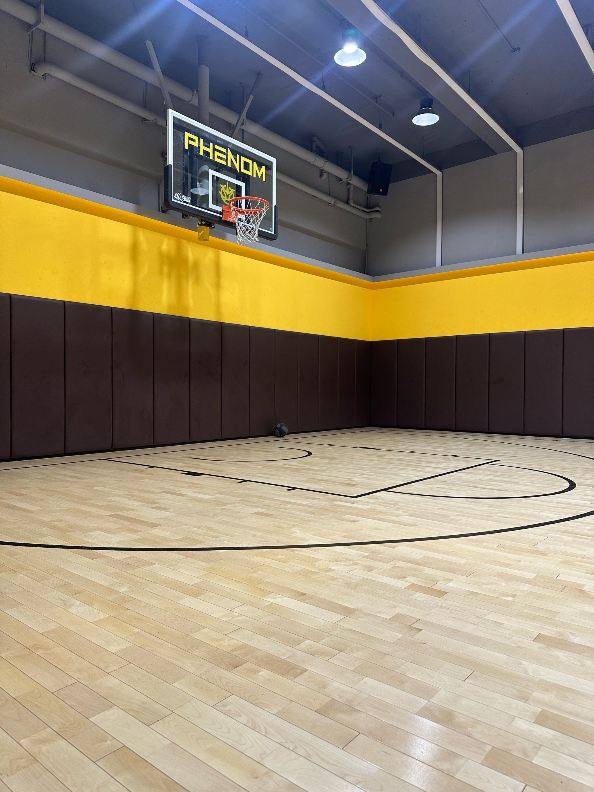 室内篮球场对决