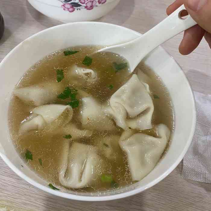 周震馄饨-"这是当地朋友带我们来的,据说用餐时间很多.