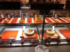 面包甜点陈列柜-富力希尔顿酒店·地阔自助餐厅