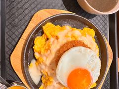 铁板汉堡蛋包饭-津津飯堂