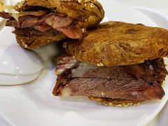 烧饼夹肉-老磁器口豆汁店(天坛店)