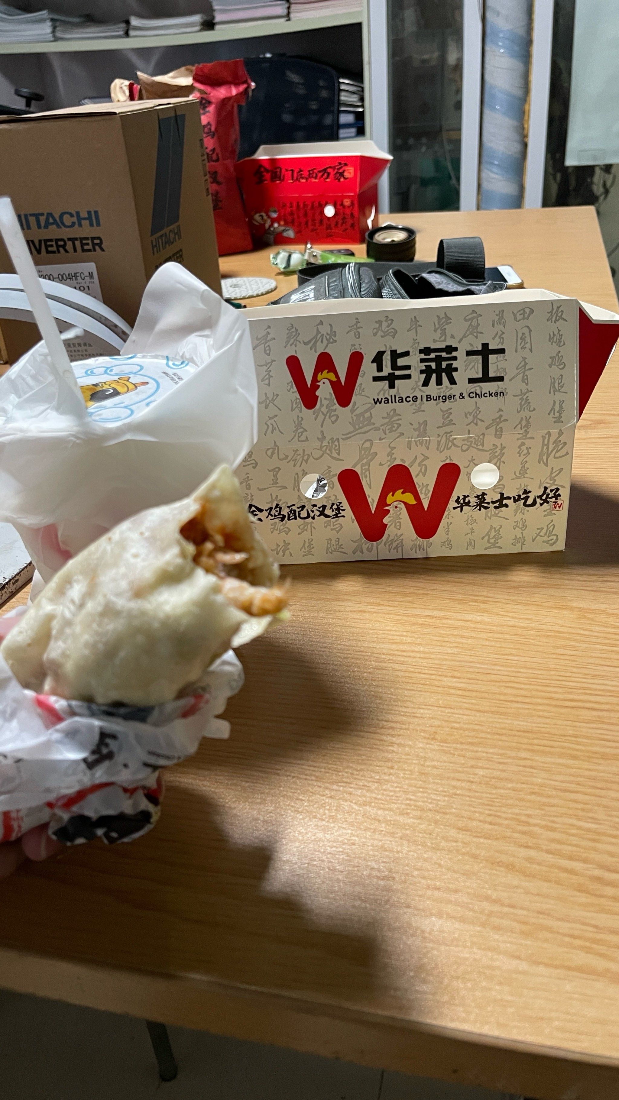 工作晚餐,同事叫的外卖01,第一次吃华莱士,性价比还是可以的,一个