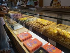面包甜点陈列柜-南宋胡记(杭州河坊街店)