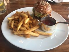 牛肉汉堡配黑松露薯条-非常时髦餐厅VUE Restaurant(外滩茂悦大酒店)