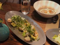 温海鲜色拉配牛油果-Carbon莫卡哆·意大利复古集市餐厅(杭州大厦店)