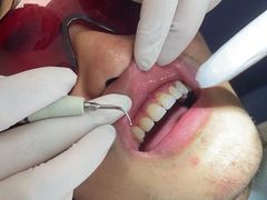 -瑞尔齿科(上海长风大悦城店)