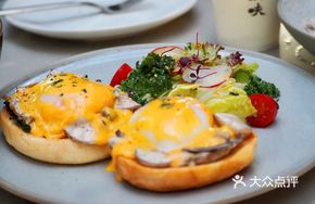 63°C Hot Spring Egg Black Truffle Mushroom Benedict