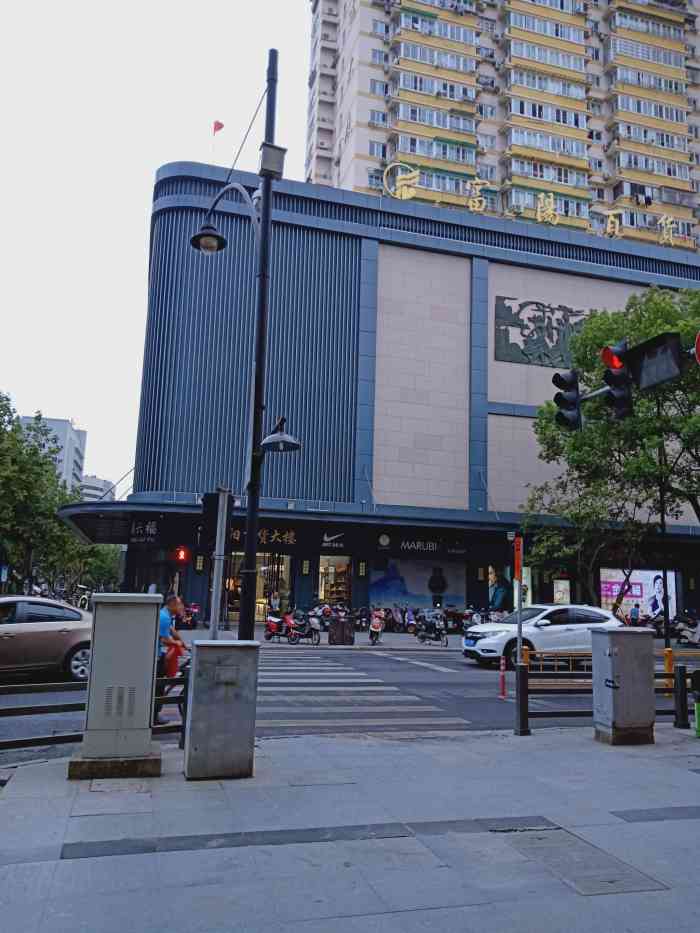 百货大楼-"富阳百货大楼是富阳区最大的商业流通企业,.