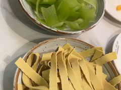 -洪氏嗨捞·广东猪肚鸡·椰子鸡火锅(西咸万象城店)