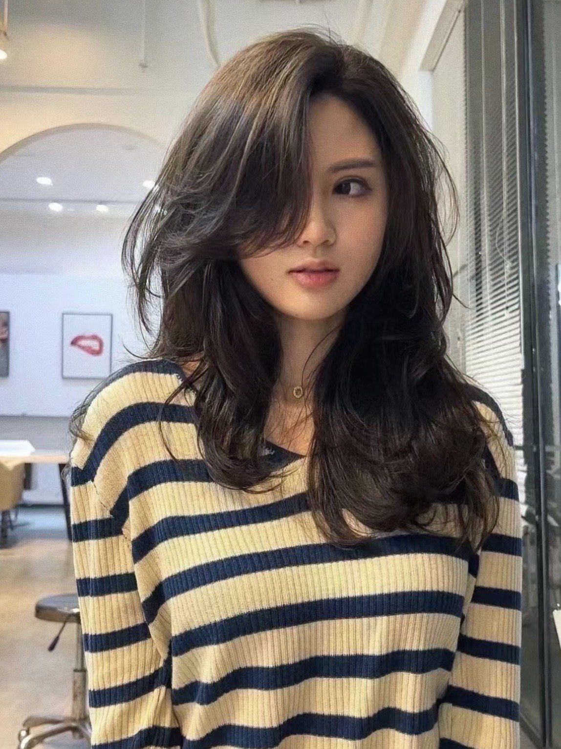 慵懒少女感烫发女生中长气质发型超显脸小\\n\\n中长发女生必尝试的