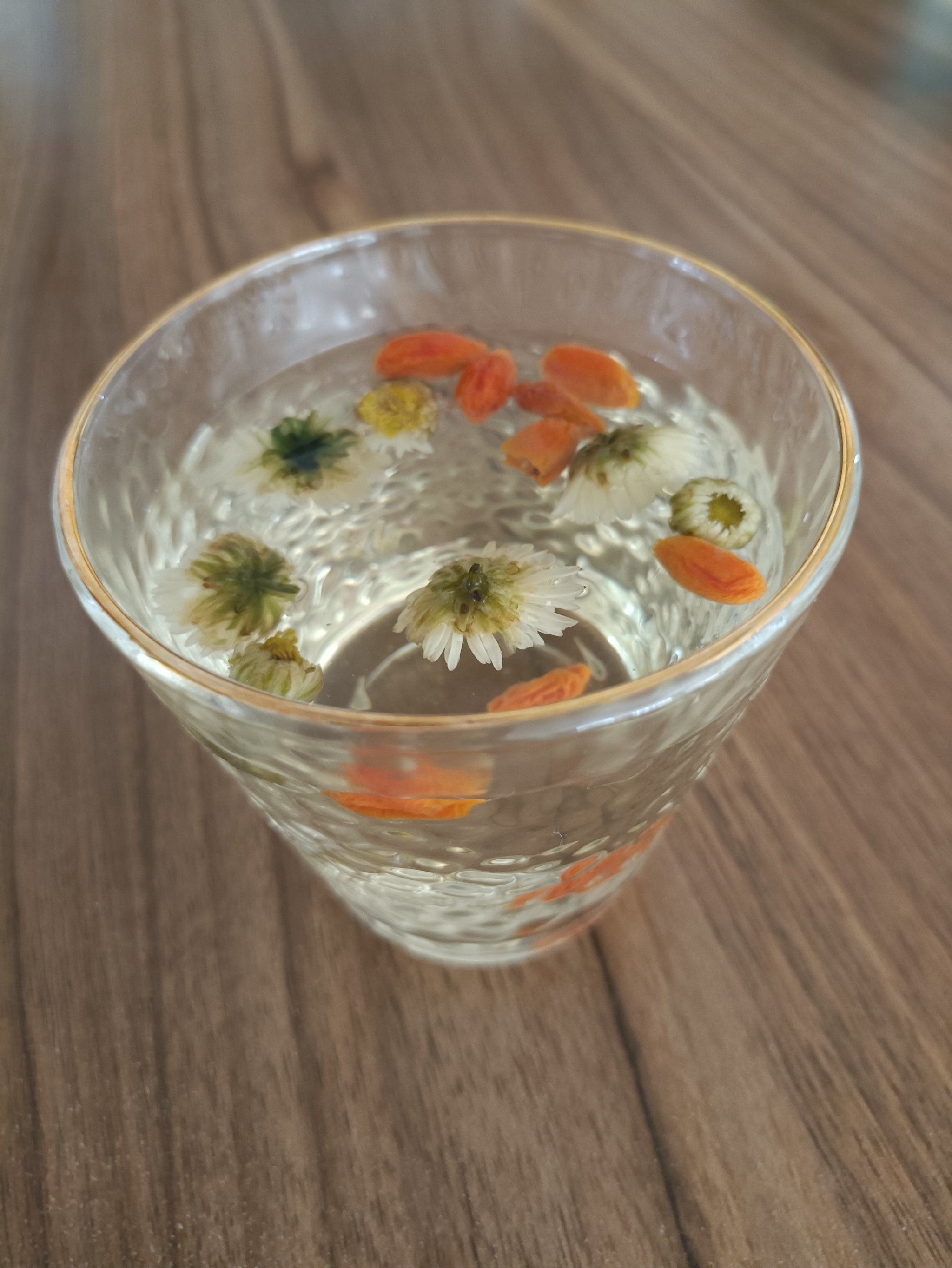 天气炎热,来一杯枸杞菊花茶,降温降火