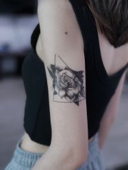 -龙之吻专业刺青·手工耳洞·纹身去色