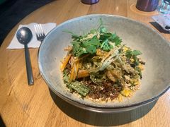 泰碗配黑米煎三文鱼绿咖喱酱-Wagas沃歌斯(大学路店)