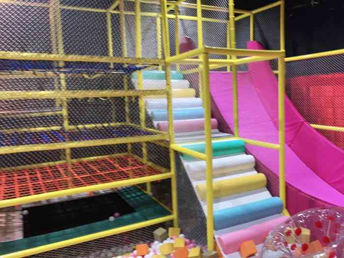 星空蹦床馆(解放碑店)-"地方实在太小,跟图片上的不一样里面的设施.