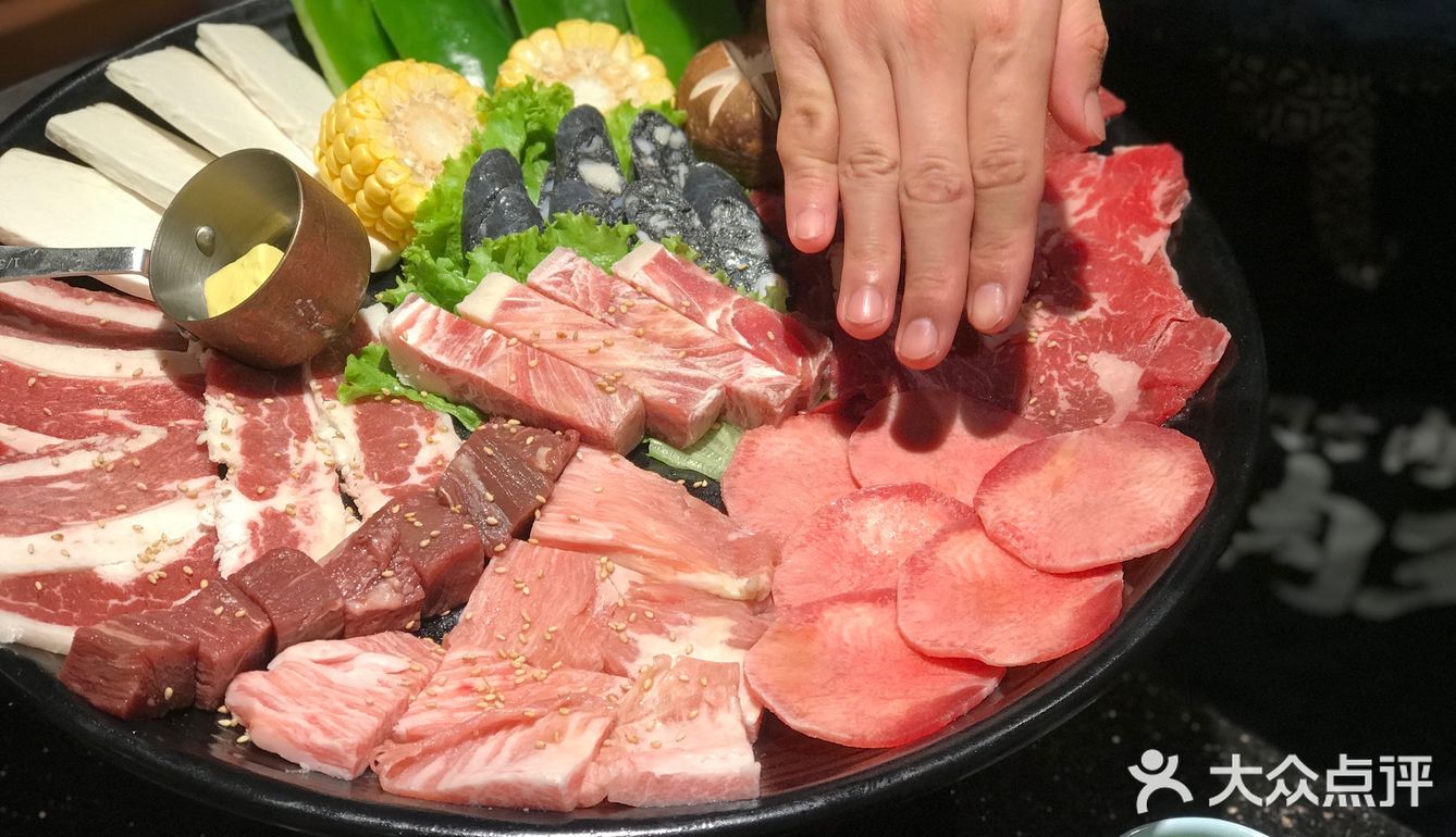 有的沾黄油、有的沾芝士拉丝