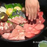有的沾黄油、有的沾芝士拉丝