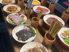 -帅巴人舅母子腊蹄民俗村