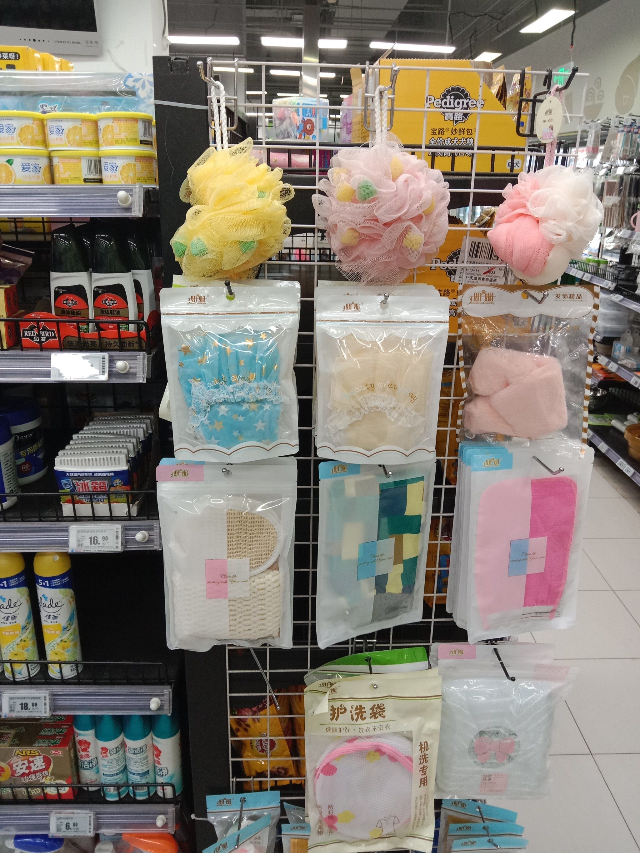 …这些日常用品生活中肯定要用得上,这家超市