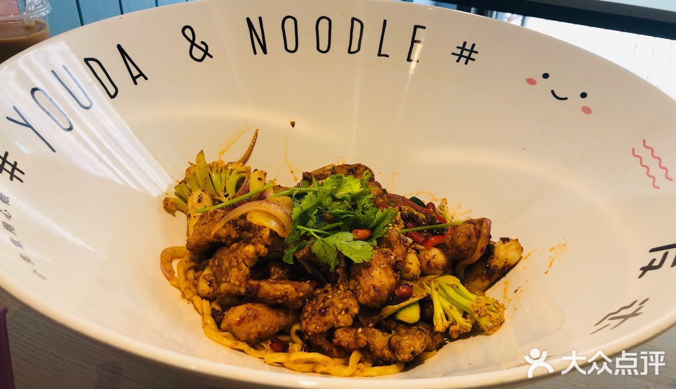 中午饭点需要排队 还好我机智