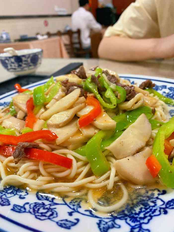 「蘑菇炒肉拌麵」菜單的蘑菇是香菇,實際上的蘑菇是杏鮑菇,肉是牛肉