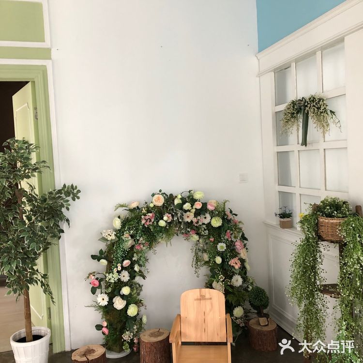 店铺主打儿童+孕妇+全家福的摄影 环境属于工业风