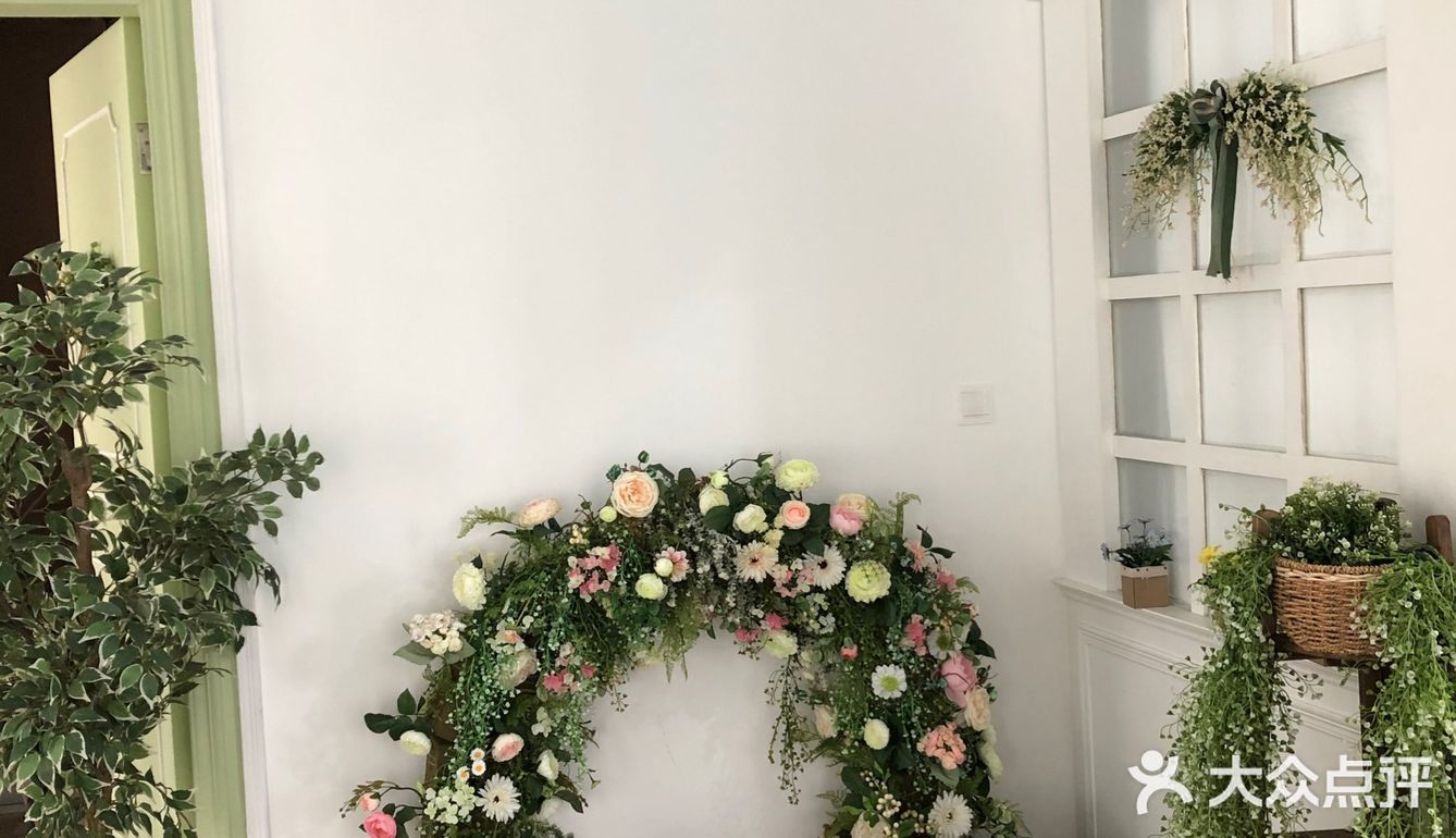 店铺主打儿童+孕妇+全家福的摄影 环境属于工业风