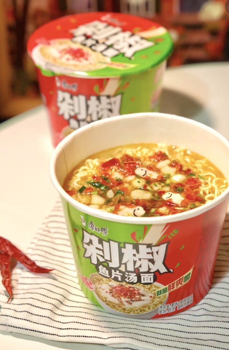 康师傅剁椒鱼片面,一整条鱼被雷倒,哈哈哈