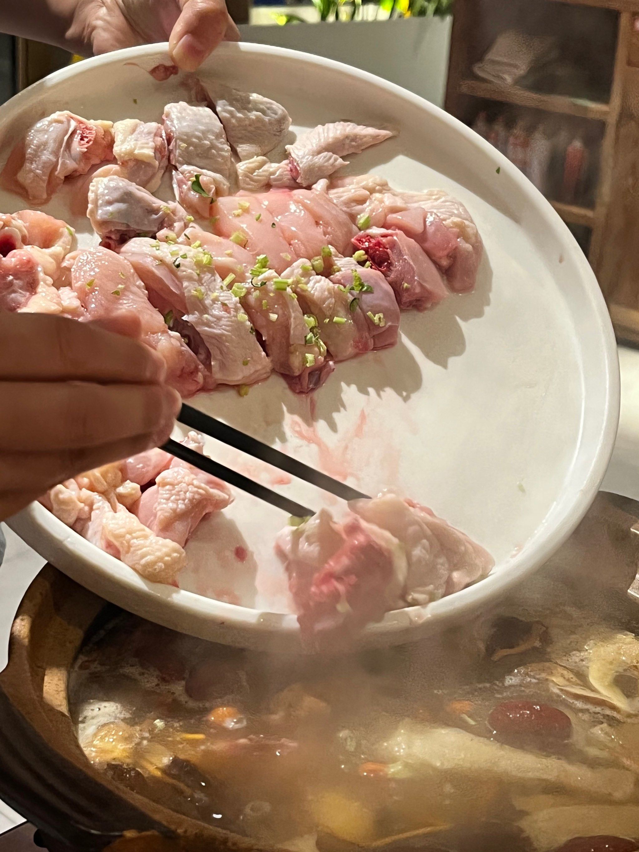 这是鸡鸡和菌菇在炭火沙煲里成为好朋友的故事