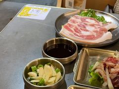 -围炉肉舍•炭烤活鳗•丹东海鲜烤肉(步行街店)