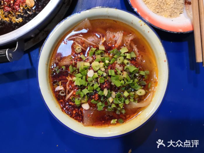 马路边边麻辣烫(金沙店)滋味冒宽粉图片