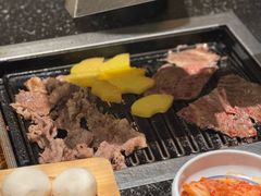 店员帮忙烤肉-韩满园· 甄选韩式烤肉