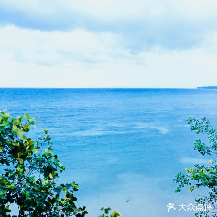 啊罗那海滩并不大，走15分钟就逛完了，沙滩不够细