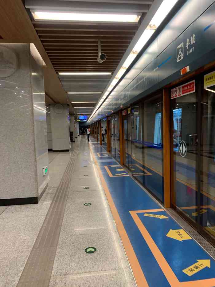 半坡(地铁站)-"来东郊这边有点事,坐地铁一号线到半坡站出.