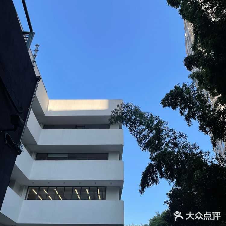 简洁的白,城市“乐吧”带你回到旧时光的驻所