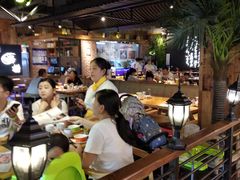 大堂-洪氏嗨捞·广东猪肚鸡·椰子鸡火锅(西咸万象城店)