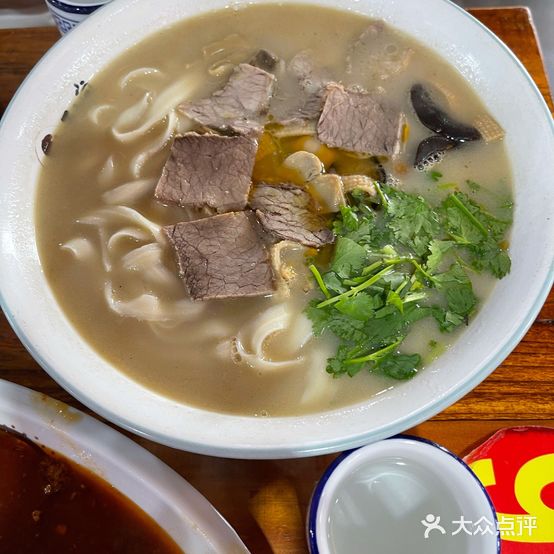 王老赏骨汤削面店(建业森林半岛店)