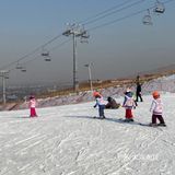 让宝宝体验滑雪是一件非常棒的冬季选择。