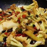 经过精心腌制后，炒至五分熟，肉质鲜嫩多汁，口感细腻
