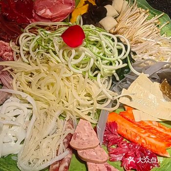 山城火锅之光朱光玉来太原啦~ 特色大盘菜里面的菜很多