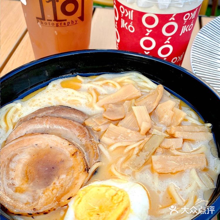 开在地铁口的一家玻璃房露营风的咖啡店